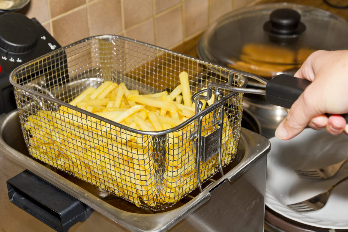 Comment nettoyer l'extérieur d'une friteuse en plastique ?
