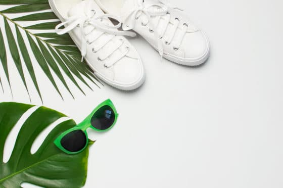 Comment enlever des tâches d'herbe sur une paire de baskets en toile blanches ?