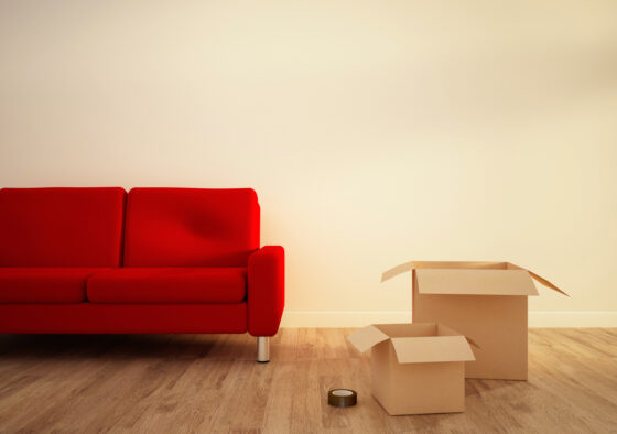 Comment enlever de l’adhésif double-face sur du parquet vernis ?