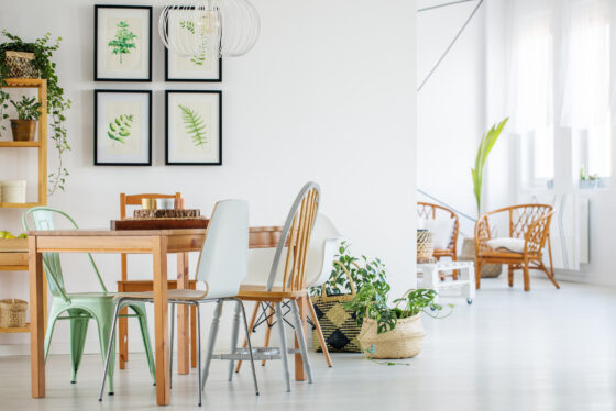 Comment redonner de la couleur à des pieds de table en bois décolorés ?