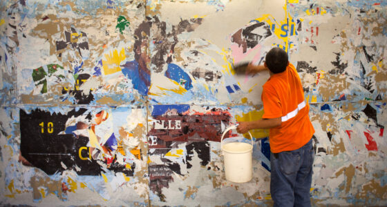 Comment décoller un poster ou une affiche d’un mur peint ?