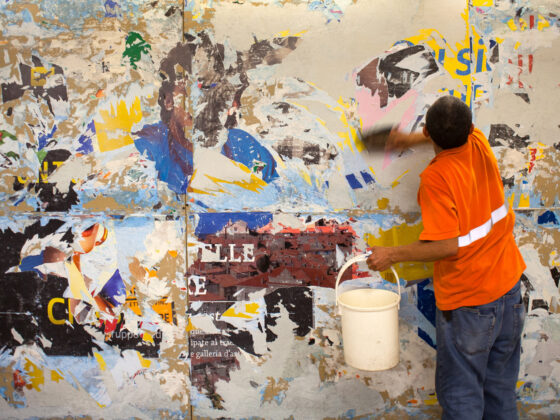 Comment décoller un poster ou une affiche d’un mur peint ?