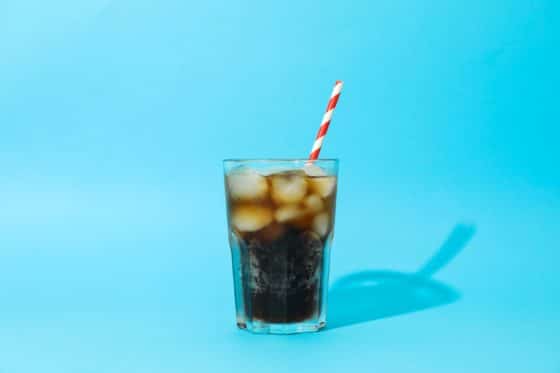 Comment nettoyer une tache de soda foncé sur de la moquette ?