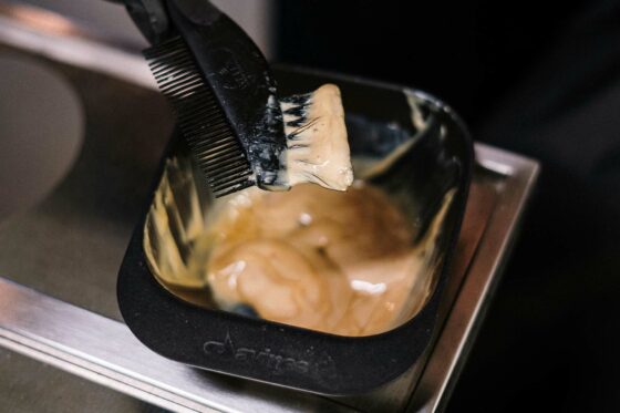 Image d'une teinture pour cheveux dans un petit pot