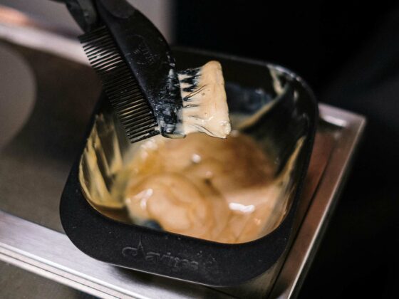 Image d'une teinture pour cheveux dans un petit pot