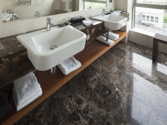 Comment rendre sa brillance à un sol carrelé en marbre ?