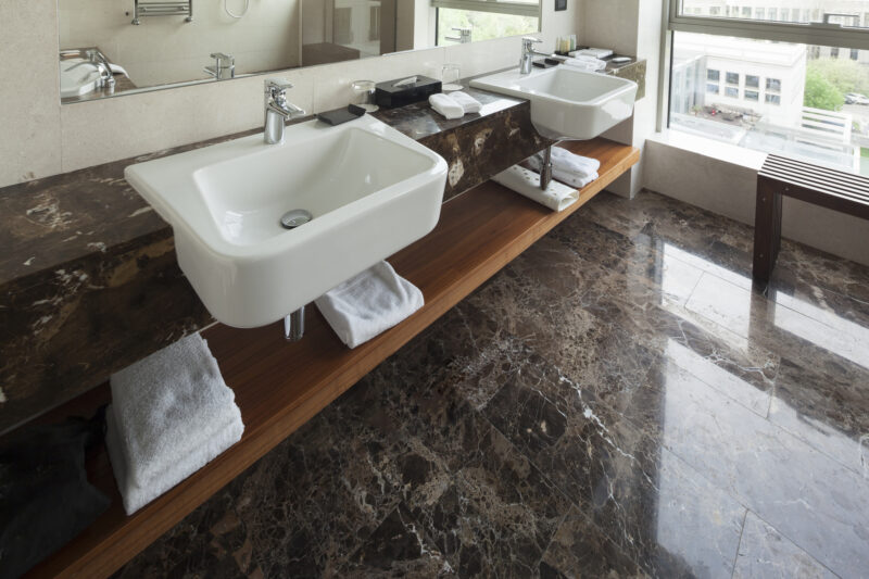 Comment rendre sa brillance à un sol carrelé en marbre ?