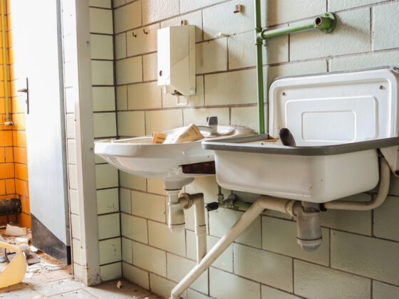 Comment détacher de la peinture acrylique dans un évier en émail ?