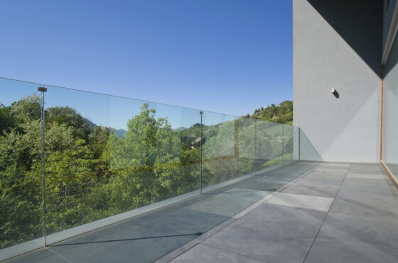 Comment nettoyer un balcon en ciment taché par la pollution ?