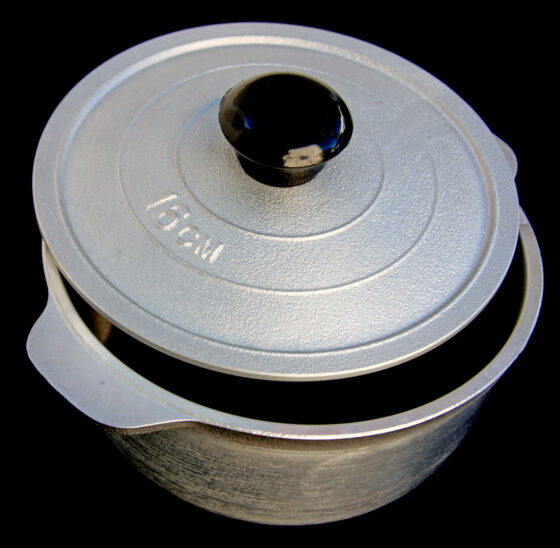 Comment nettoyer un fait-tout en aluminium très encrassé ?