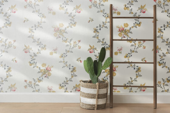 Papier peint fleuri avec un panier en rotin, une plante et du bois