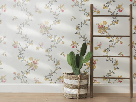 Papier peint fleuri avec un panier en rotin, une plante et du bois