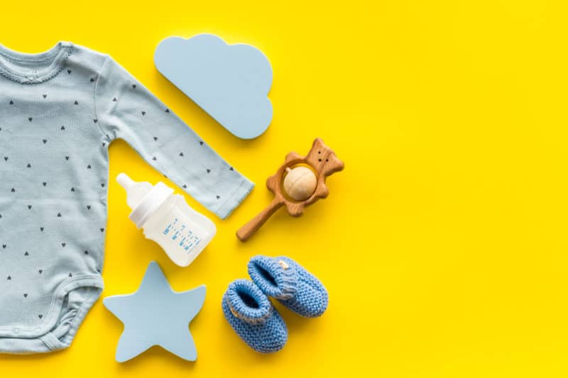 Comment nettoyer des taches de lait anciennes sur des vêtements ?