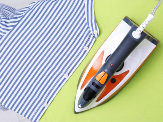 Comment éliminer le brillant d’un vêtement dû au repassage ?