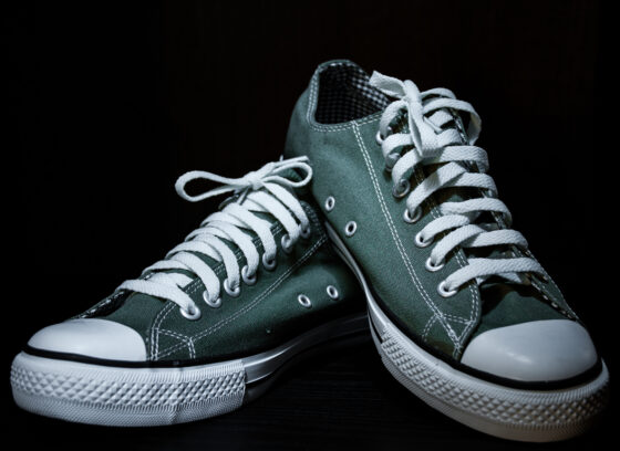 Comment nettoyer une tache d’huile sur des chaussures en toile ?