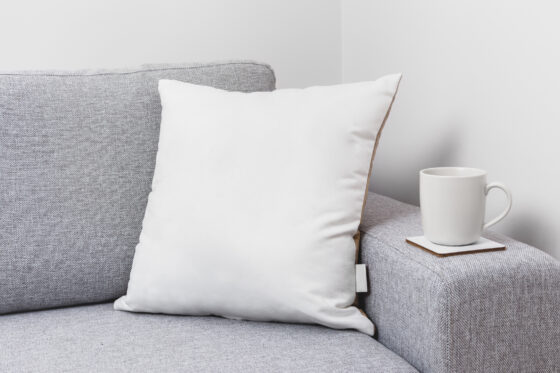 Comment dégraisser les accoudoirs et repose-têtes d’un canapé en tissu ?