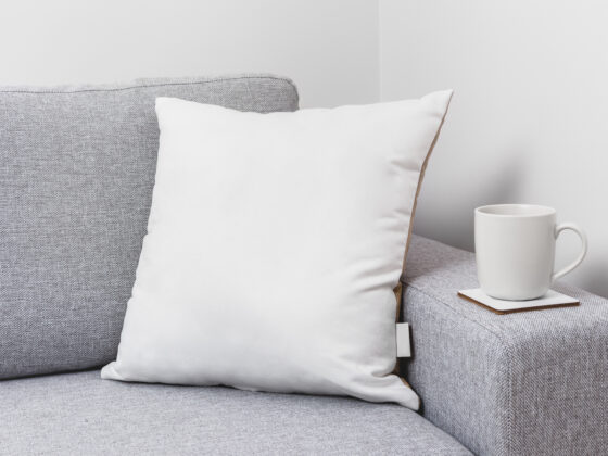 Comment dégraisser les accoudoirs et repose-têtes d’un canapé en tissu ?