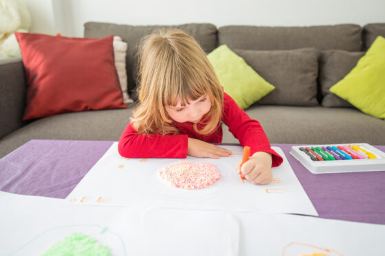 Comment retirer une tache de crayon de cire sur un tissu fragile ?