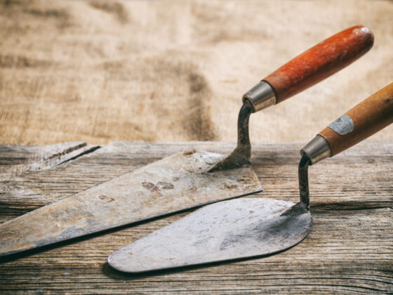 Comment détacher une éclaboussure de plâtre ou de ciment sur du bois brut ?