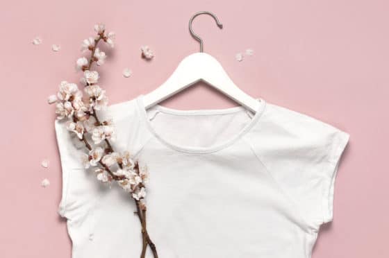 Comment détacher du pollen ou des traces de pétales de fleur sur du coton blanc ?