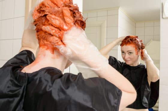 Comment effacer de la teinture pour cheveux sur un lavabo en plastique blanc ?