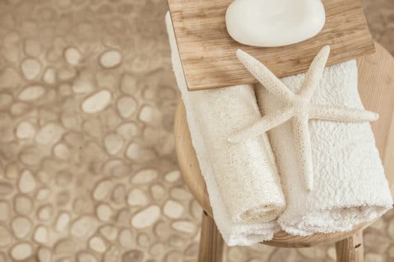 Comment nettoyer correctement un receveur de douche avec des galets ?