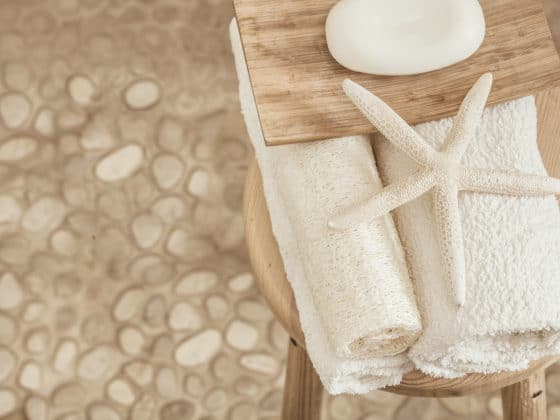 Comment nettoyer correctement un receveur de douche avec des galets ?