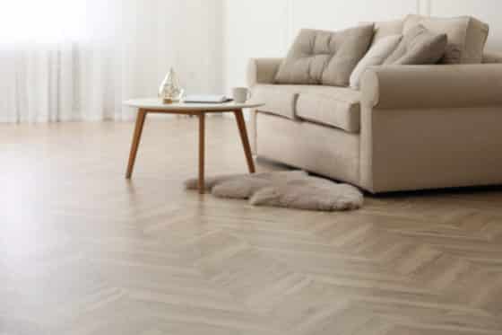 Comment nettoyer des traces noires laissées par des semelles de chaussures sur du lino ?