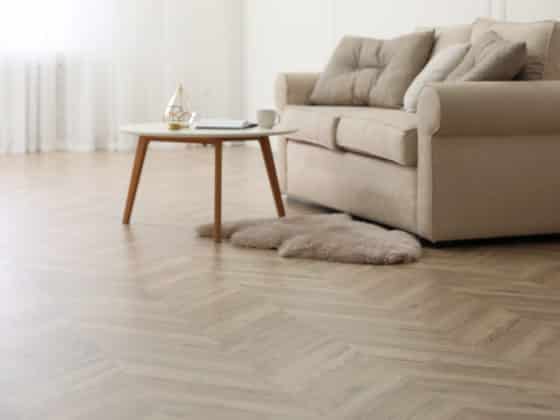 Comment nettoyer des traces noires laissées par des semelles de chaussures sur du lino ?