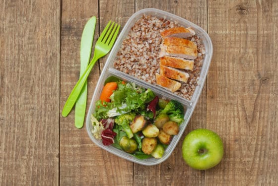 Comment détacher les boîtes alimentaires en plastique ?
