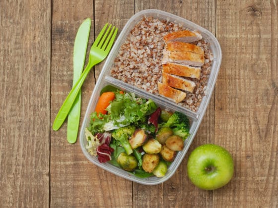 Comment détacher les boîtes alimentaires en plastique ?