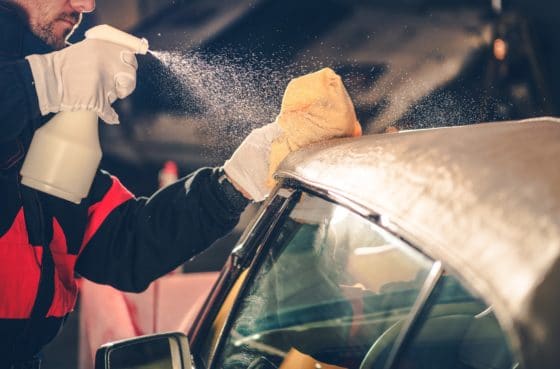Comment nettoyer des traces de fientes d’oiseau sur la capote d’une voiture cabriolet ?