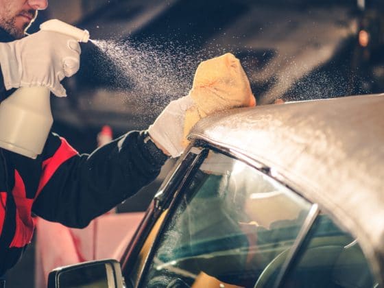 Comment nettoyer des traces de fientes d’oiseau sur la capote d’une voiture cabriolet ?