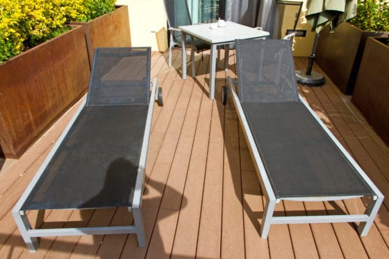 Comment nettoyer des traces de moisissures sur des meubles de jardin en plastique tressé ?