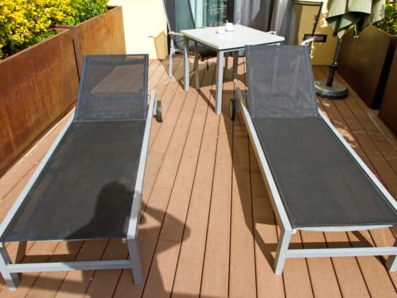 Comment nettoyer des traces de moisissures sur des meubles de jardin en plastique tressé ?