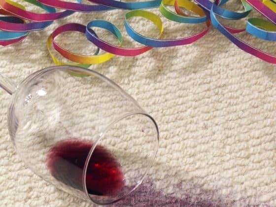 Comment nettoyer une tache de vin rouge sur un tapis en laine ?