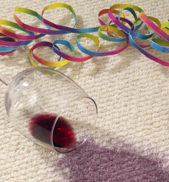 Comment nettoyer une tache de vin rouge sur un tapis en laine ?