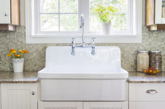 Comment nettoyer efficacement un évier ou un lavabo en porcelaine ?