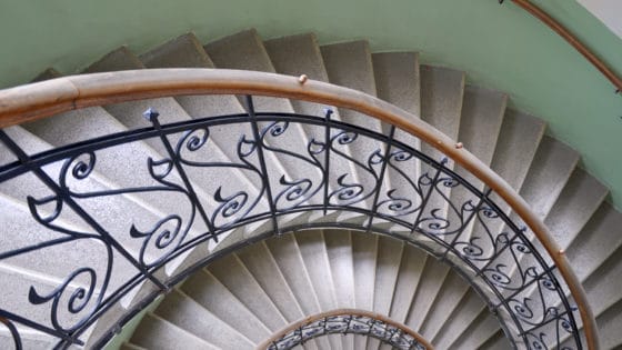 Comment nettoyer une rampe d’escalier en bois vitrifié ?