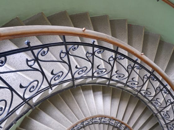 Comment nettoyer une rampe d’escalier en bois vitrifié ?