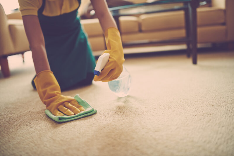 Comment nettoyer une tache de liquide pour cigarette électronique sur un tapis ?