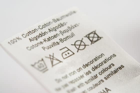Comment retirer les résidus de colle d’une étiquette sur du tissu ?