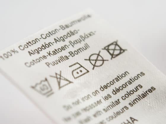 Comment retirer les résidus de colle d’une étiquette sur du tissu ?