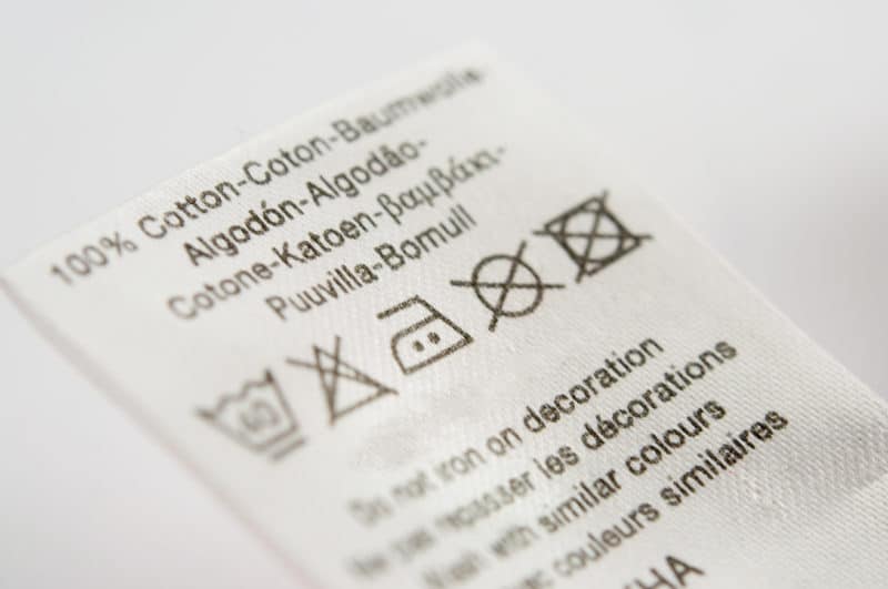 Comment retirer les résidus de colle d’une étiquette sur du tissu ?