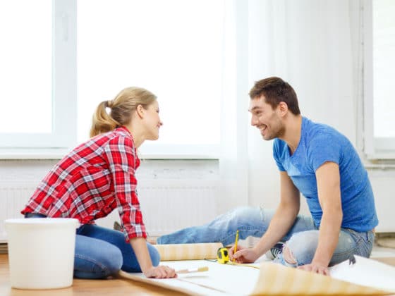 Comment enlever de la colle sur du papier peint intissé ?