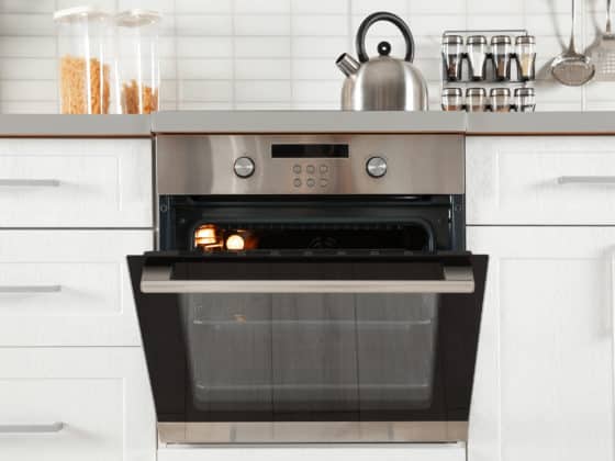 comment nettoyer l’espace entre la vitre extérieure du four et sa vitre intérieure ?