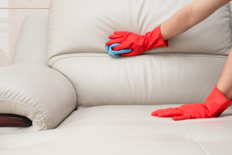 Comment blanchir un canapé blanc en similicuir qui a jauni à cause de la lumière ?