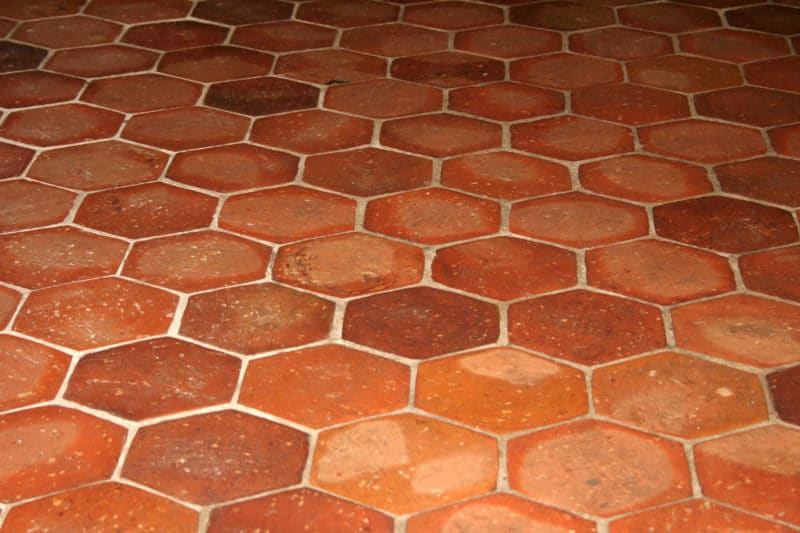 Comment enlever les taches de graisse sur des tomettes brutes ?