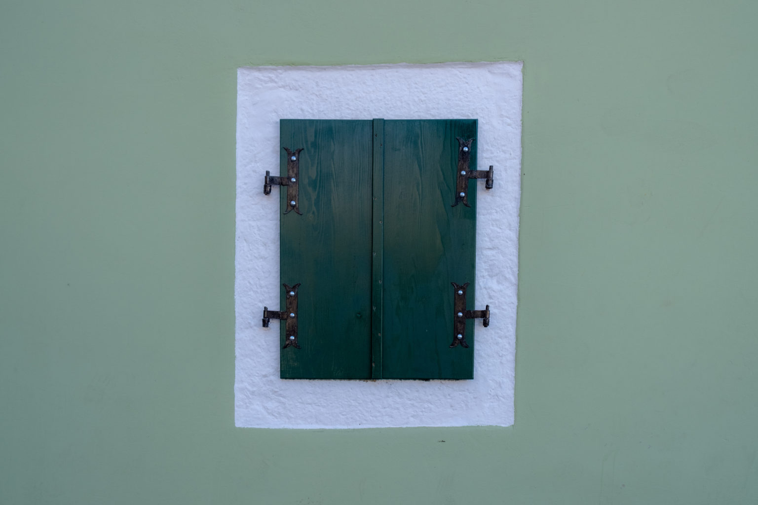 Comment nettoyer du vert de gris sur un mur peint ? Les Astucieux