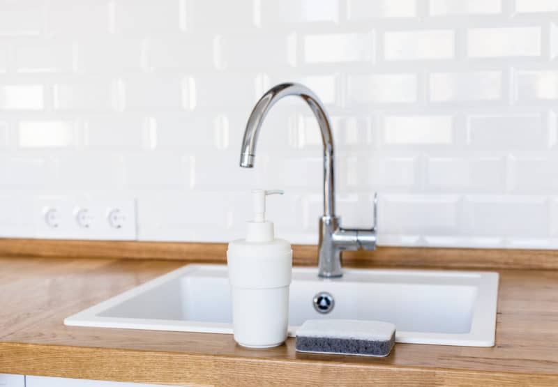 Comment enlever des taches de thé sur un évier en résine